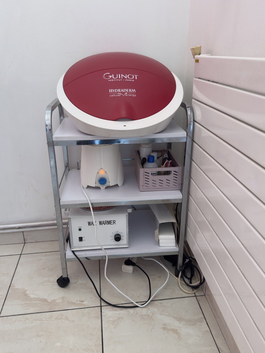 L'appareil de soin Guinot sur son chariot, dans la cabine visage