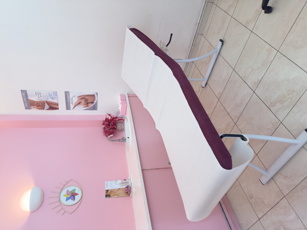 La cabine d'épilation, avec sa table et son chauffe-cire