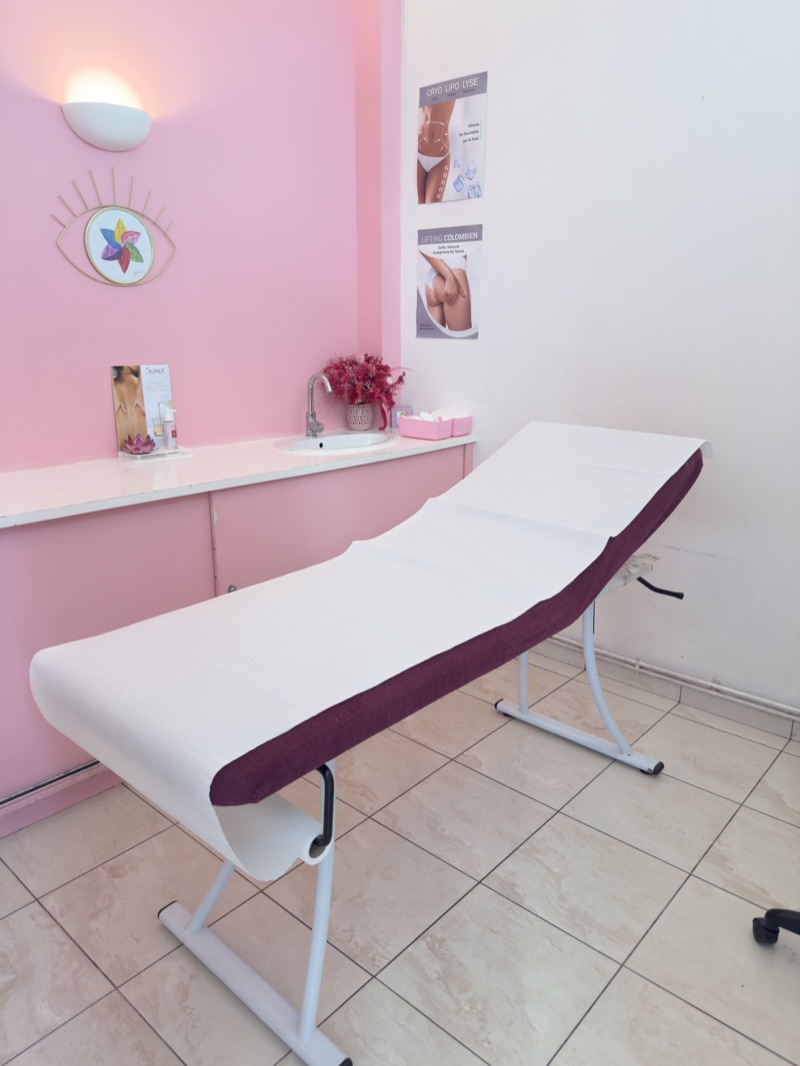 La cabine d'épilation, avec sa table et son chauffe-cire