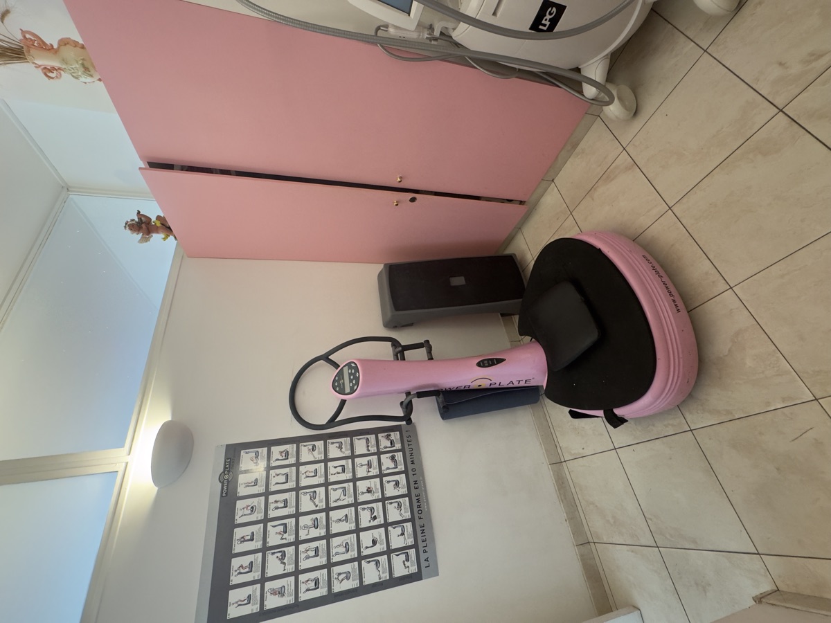 La Power Plate de l'institut, dans sa cabine