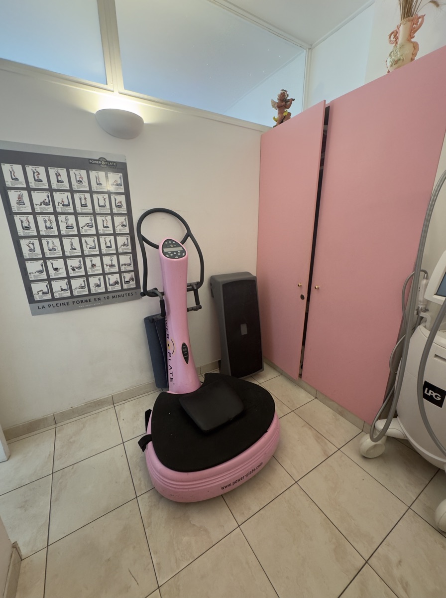La Power Plate de l'institut, dans sa cabine