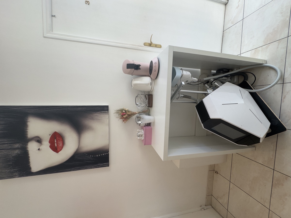 Le coin maquillage de l'institut, sous son affiche